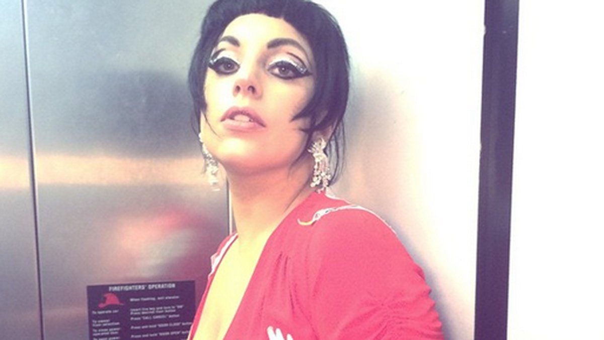 Lady Gaga tar hissen.